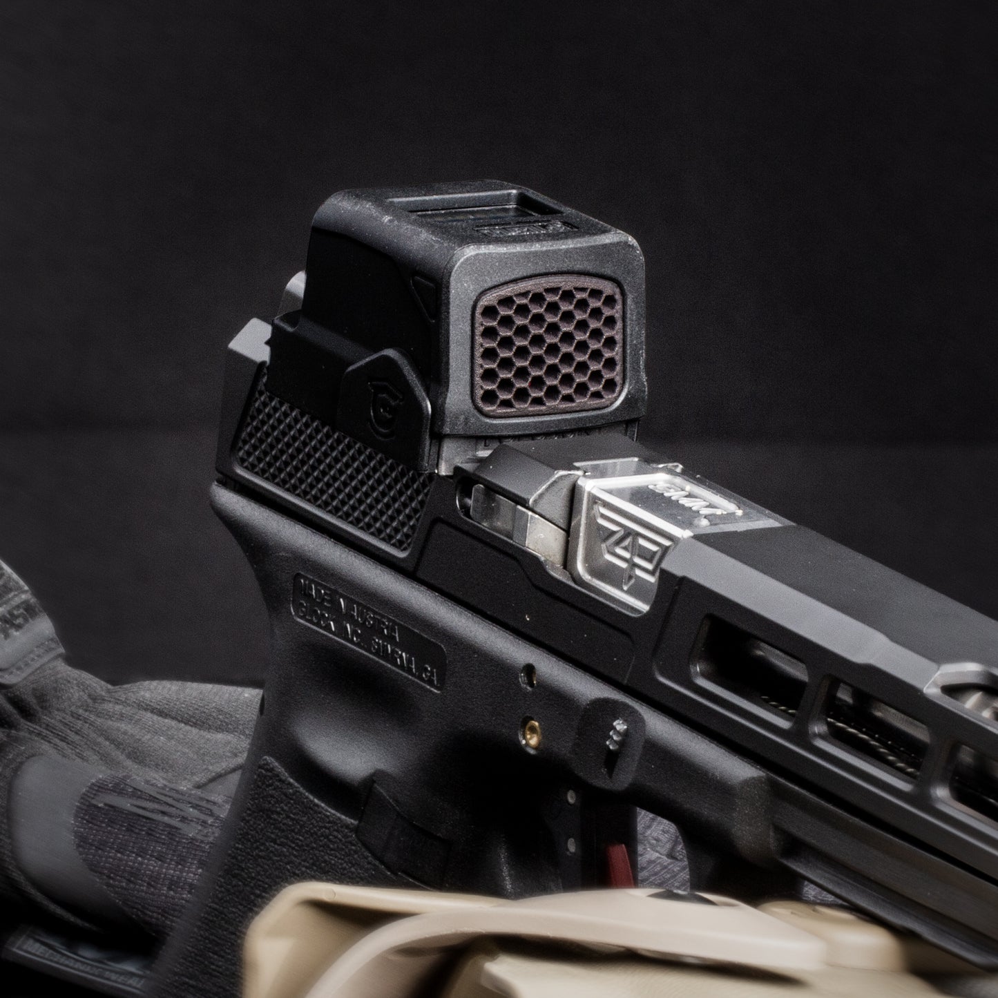Black Optic Scope Cover with GlareGard Killflash Lens Installed for Holosun® 509T