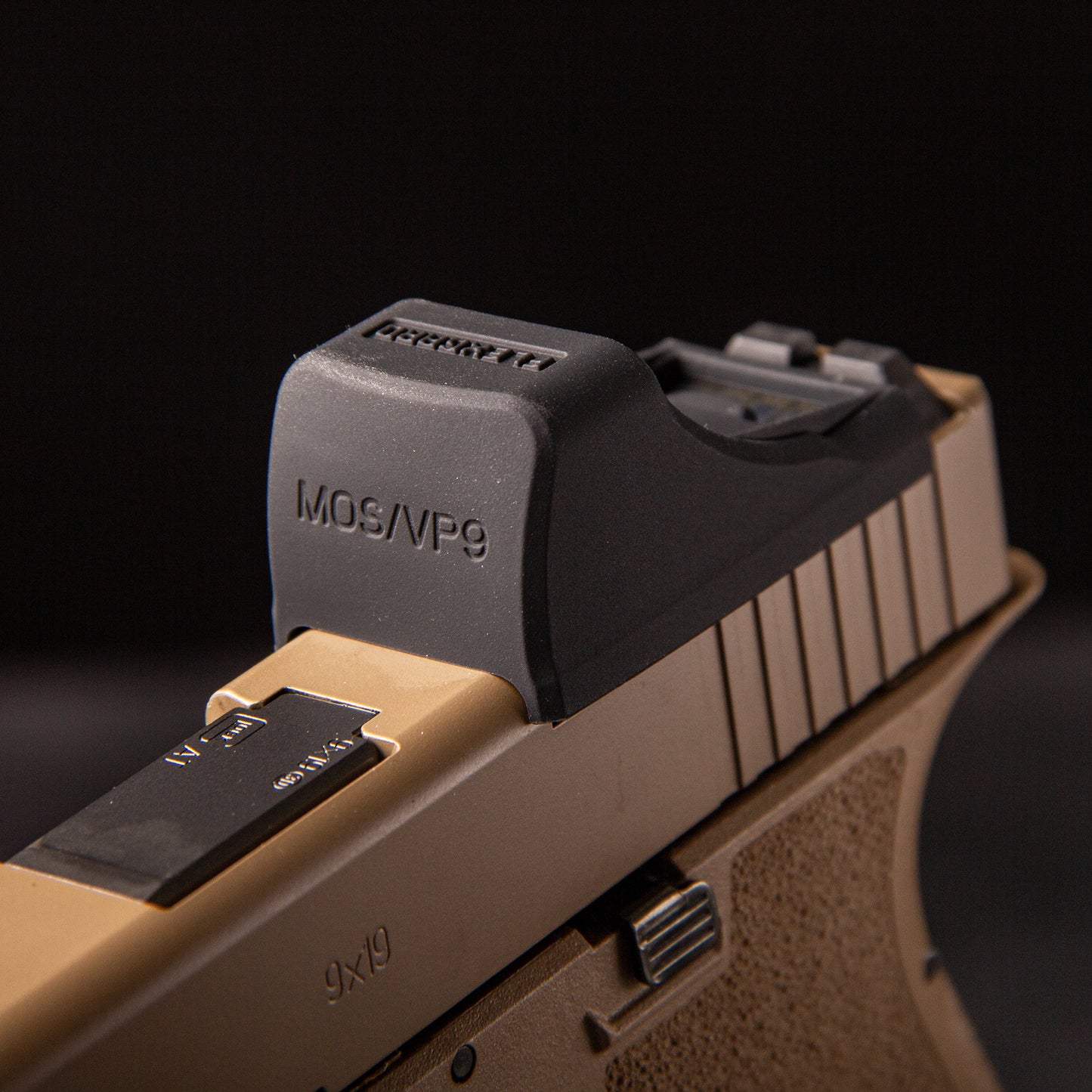 Close-up of a FlexGard Rubber Dust Cover for Holosun SCS MOS mounted on a FDE handgun [ads-hide]